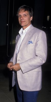 01271990_-_KEIR_DULLEA_SIGHTED_AT_THE_BEVERLEY_HILTON_HOTEL_001.jpg