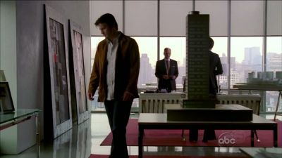 CASTLE_-_E1X01_FLOWERS_FOR_YOUR_GRAVE_021.jpg
